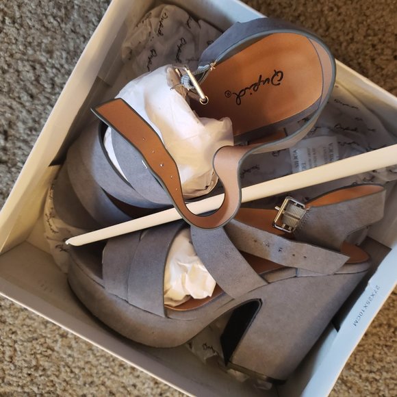 Qupid Grey Chunky Heels, New In Box - Picture 2 of 2
